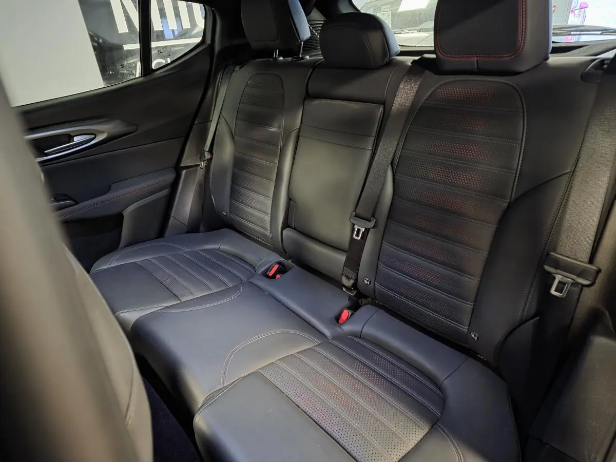 Banquette arrière en cuir noir avec surpiqûres rouges de l'Alfa Romeo Tonale 2024 vue côté gauche.
