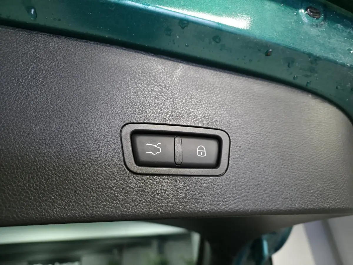 Boutons d'ouverture et de verrouillage du coffre sur la garniture intérieure d'un Alfa Romeo Tonale vert Montreal 2024.