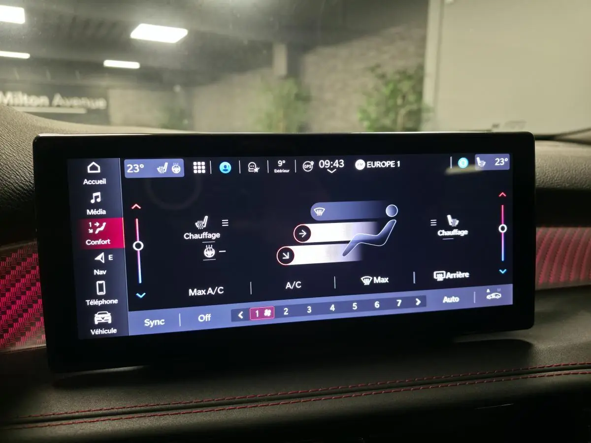 Écran tactile du système de climatisation bi-zone de l'Alfa Romeo Tonale Tributo Italiano avec interface moderne et ambiance rouge.