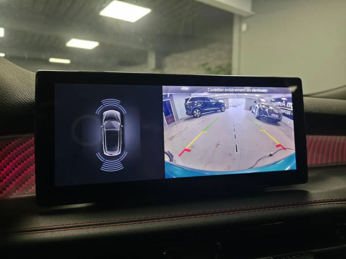 Écran du tableau de bord de l'Alfa Romeo Tonale montrant la caméra de recul et l'aide au stationnement active.