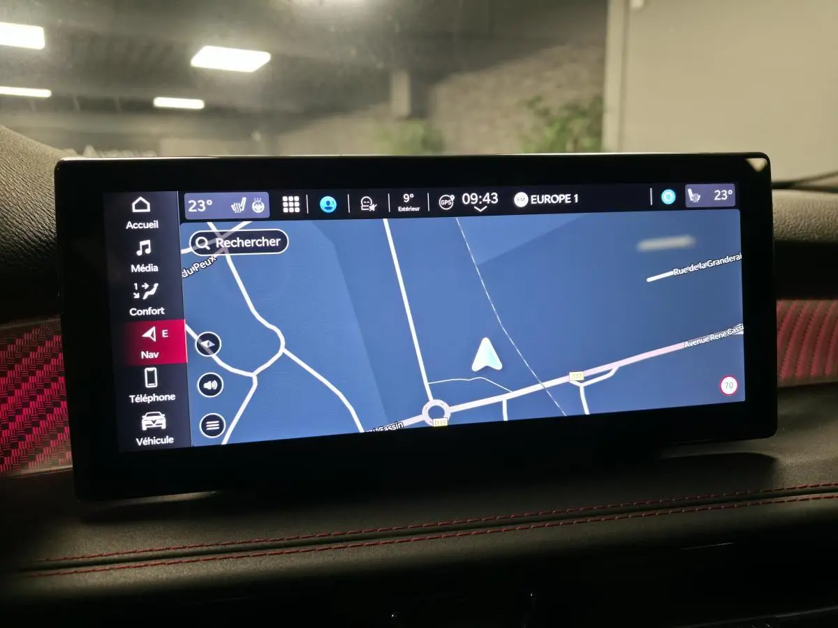 Écran tactile central du tableau de bord de l'Alfa Romeo Tonale affichant la navigation GPS en intérieur.