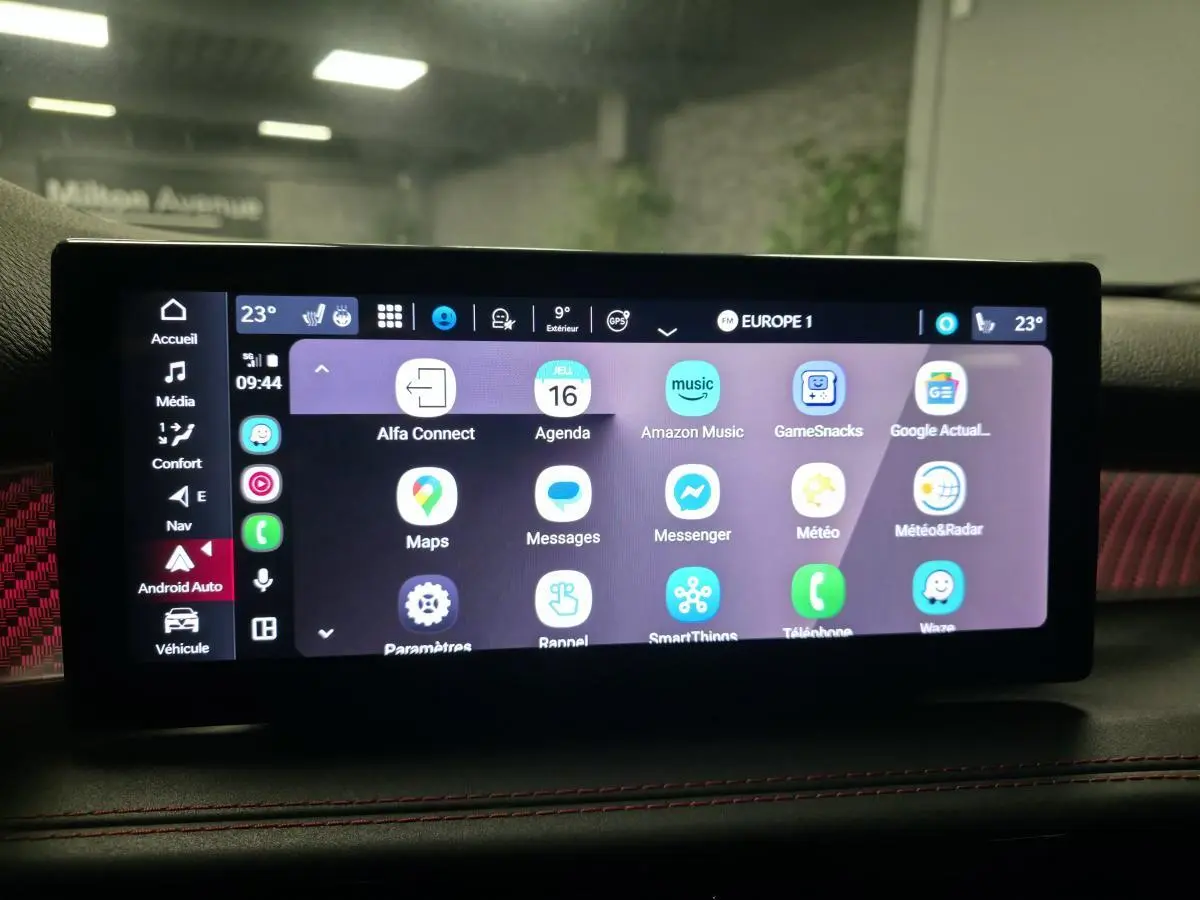 Écran tactile central affichant Android Auto dans l'Alfa Romeo Tonale 2024, avec surpiqûres rouges visibles sur le tableau de bord.