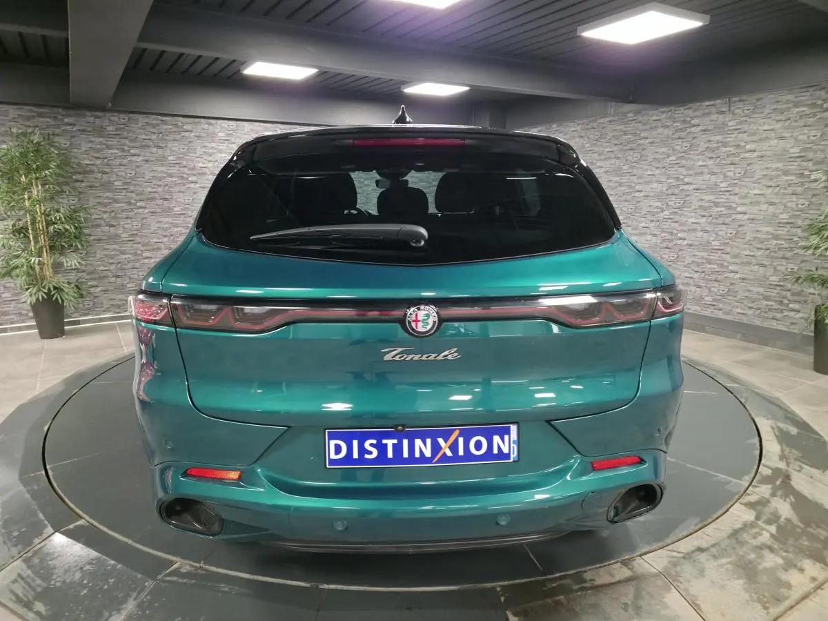 Vue arrière d'une Alfa Romeo Tonale 2024 vert Montreal avec toit noir et feux arrière full LED.