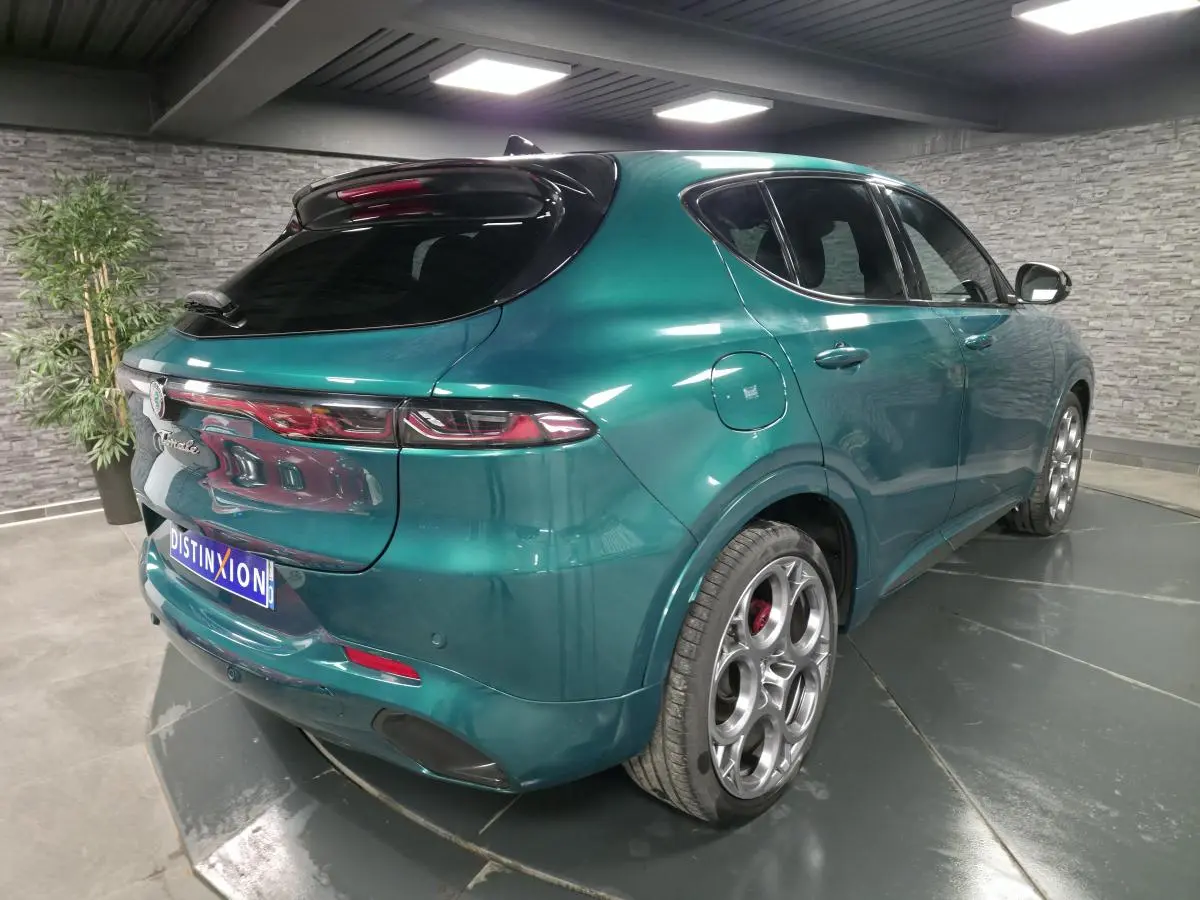 Alfa Romeo Tonale vert Montreal en 3/4 arrière droit, avec jantes 20 pouces et toit noir brillant.