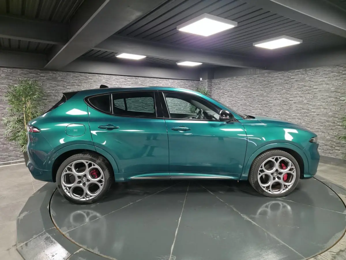 Profil gauche de l'Alfa Romeo Tonale 2024 vert Montreal avec jantes 20 pouces et étriers de frein rouges visibles.