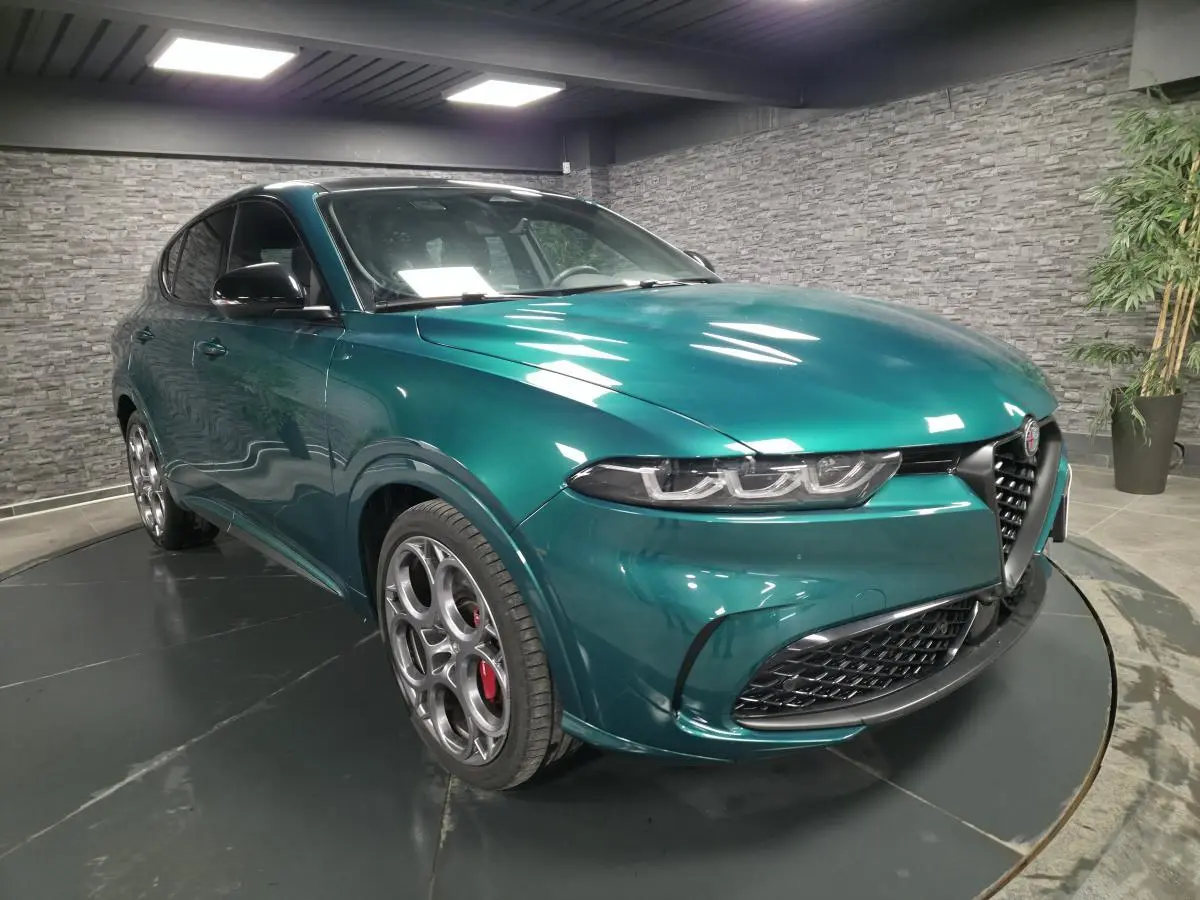 Vue 3/4 avant gauche d'une Alfa Romeo Tonale 2024 vert Montreal avec jantes 20 pouces et étriers rouges.
