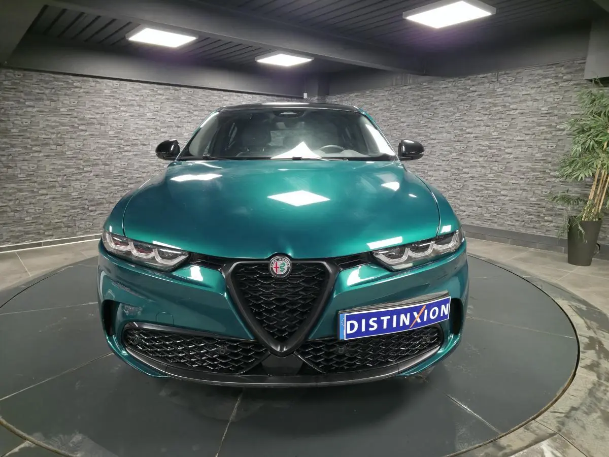 Vue frontale d'une Alfa Romeo Tonale 2024 vert Montreal avec calandre noire et phares Matrix Full-LED.