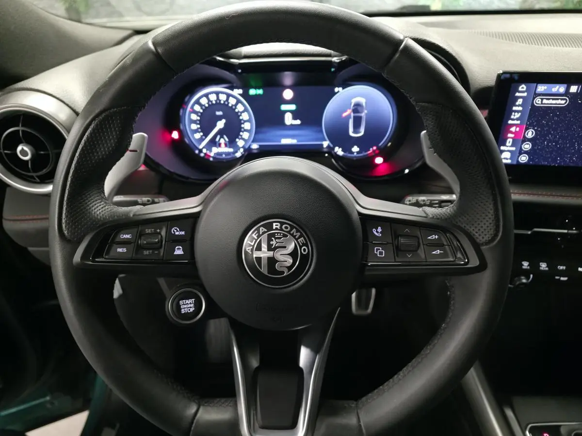 Volant sport en cuir noir avec commandes intégrées et tableau de bord digital de l'Alfa Romeo Tonale 2024.