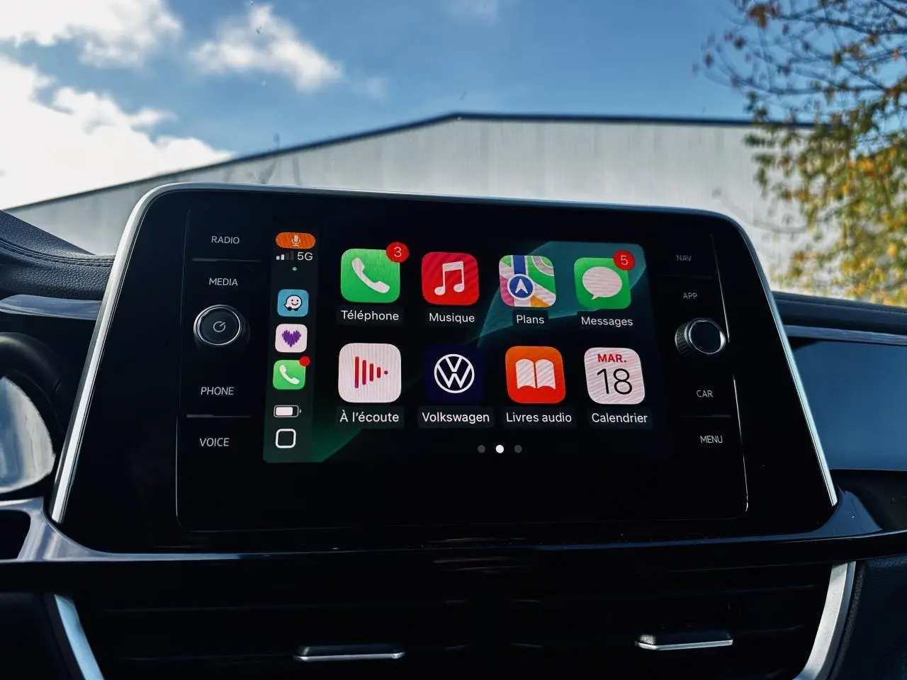 Écran tactile central du Volkswagen T-Roc 2024 affichant l'interface Apple CarPlay en intérieur.