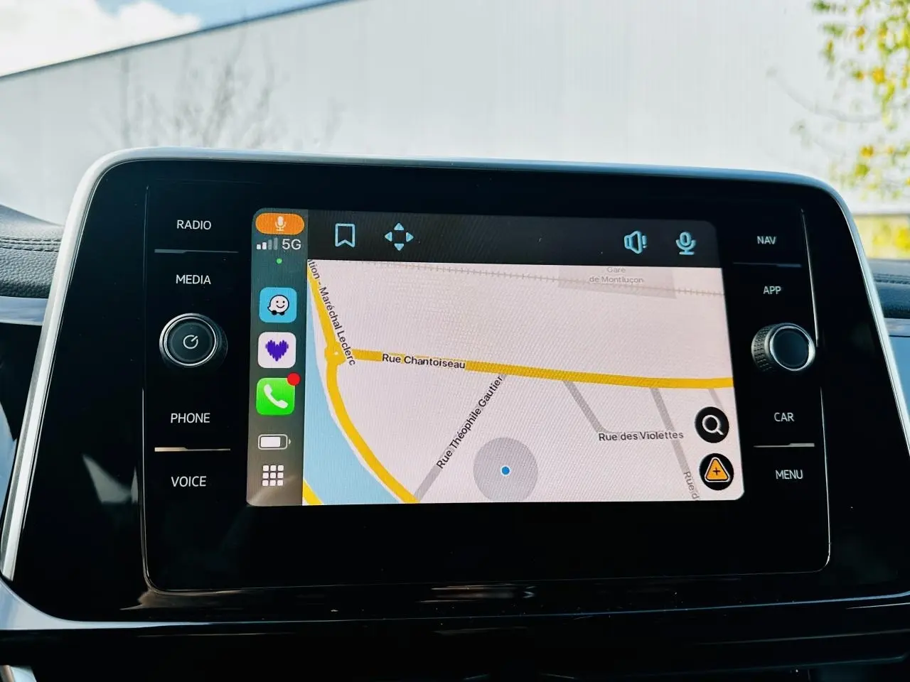 Écran tactile central du Volkswagen T-Roc gris 2024 affichant une carte de navigation en mode jour.
