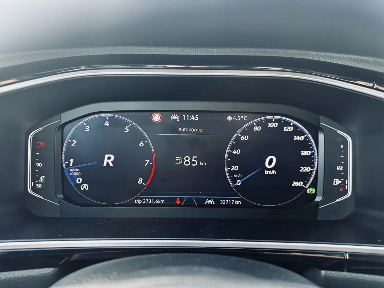 Combiné d'instruments digital du Volkswagen T-Roc 2024 affichant la vitesse, régime moteur et autonomie en mode R