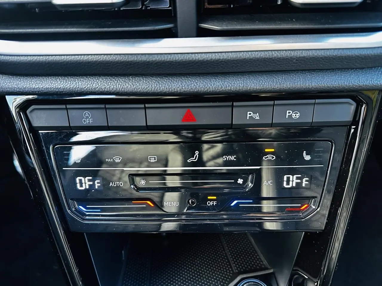 Panneau de commande de climatisation tactile bi-zone noir brillant du Volkswagen T-Roc R-Line 2024.