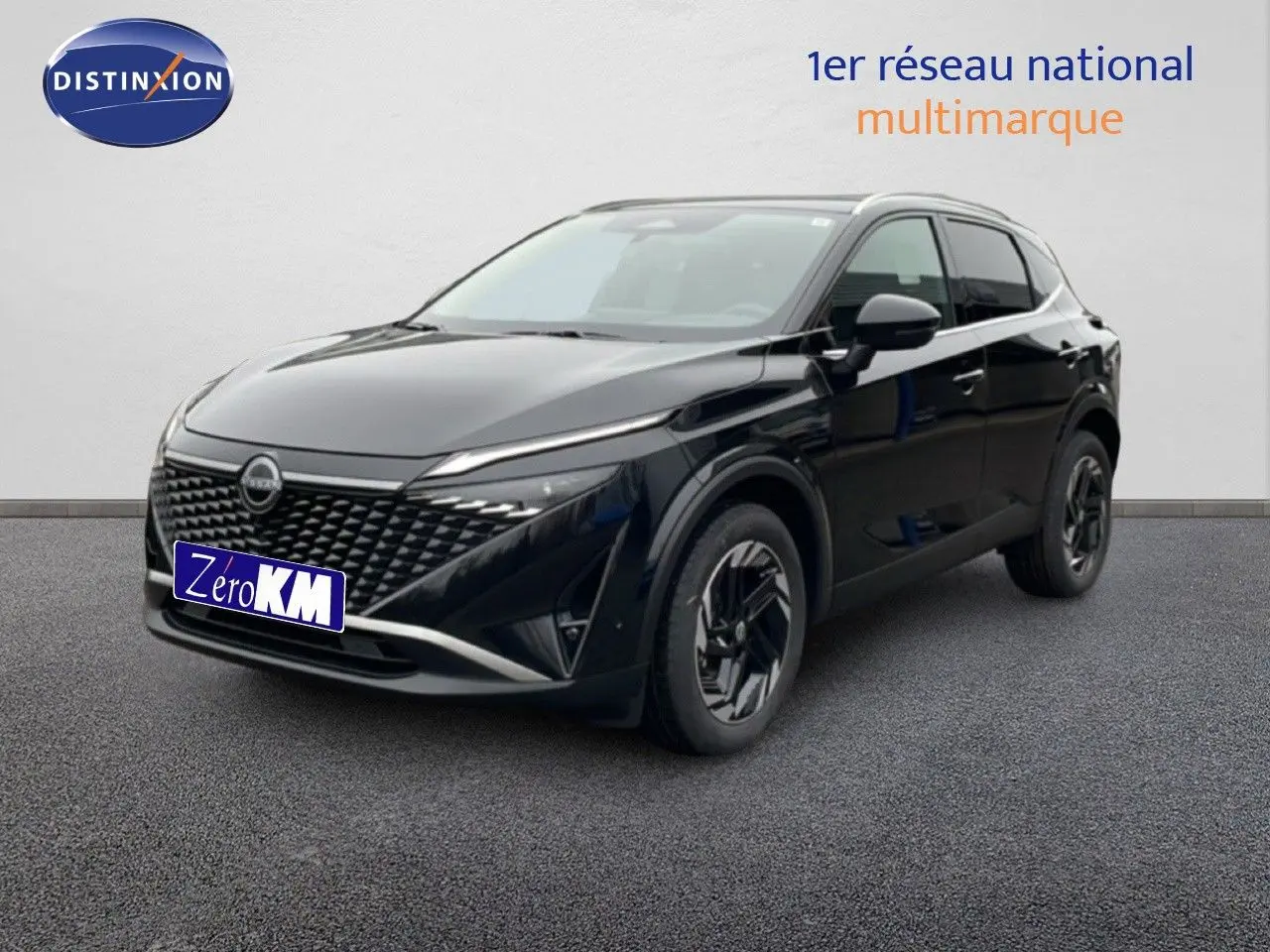 Nissan Qashqai 1.5 E-POWER noir perle métal en 3/4 avant droit avec calandre distinctive et jantes stylisées.