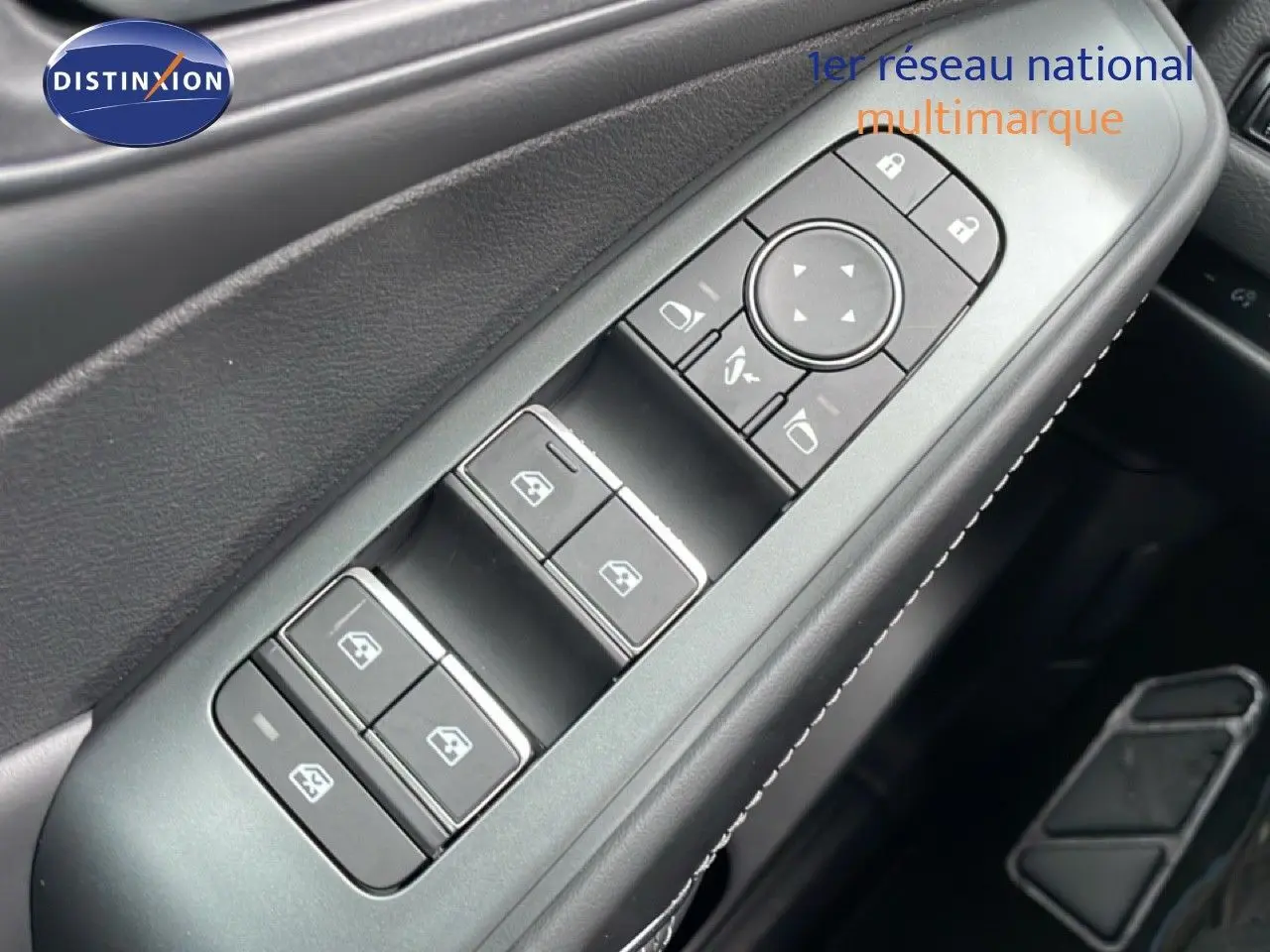 Gros plan sur les commandes des vitres et rétroviseurs côté conducteur du Nissan Qashqai noir perle métal 2025.