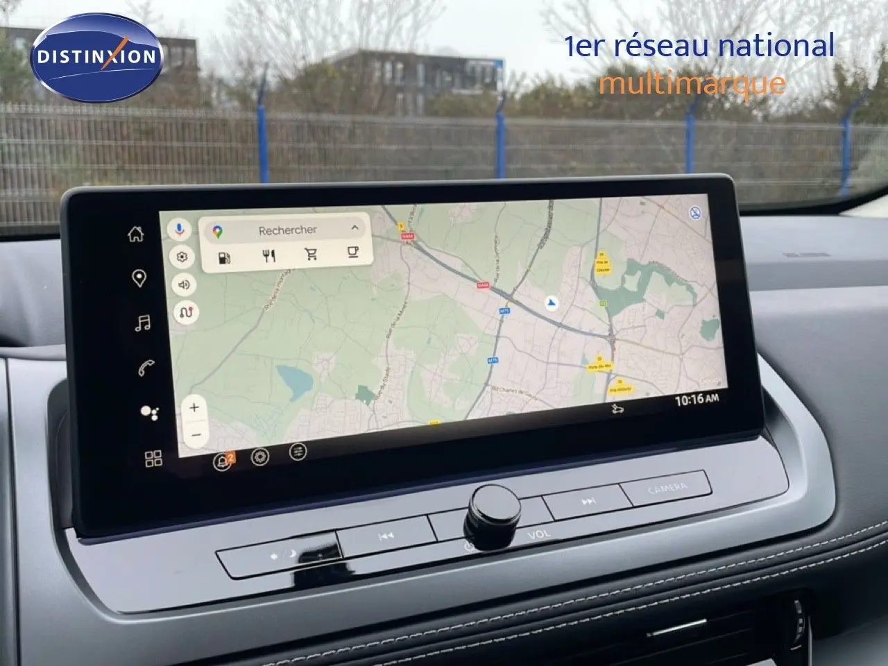 Vue rapprochée de l’écran tactile central du Nissan Qashqai noir perle métal 2025 affichant une carte de navigation.