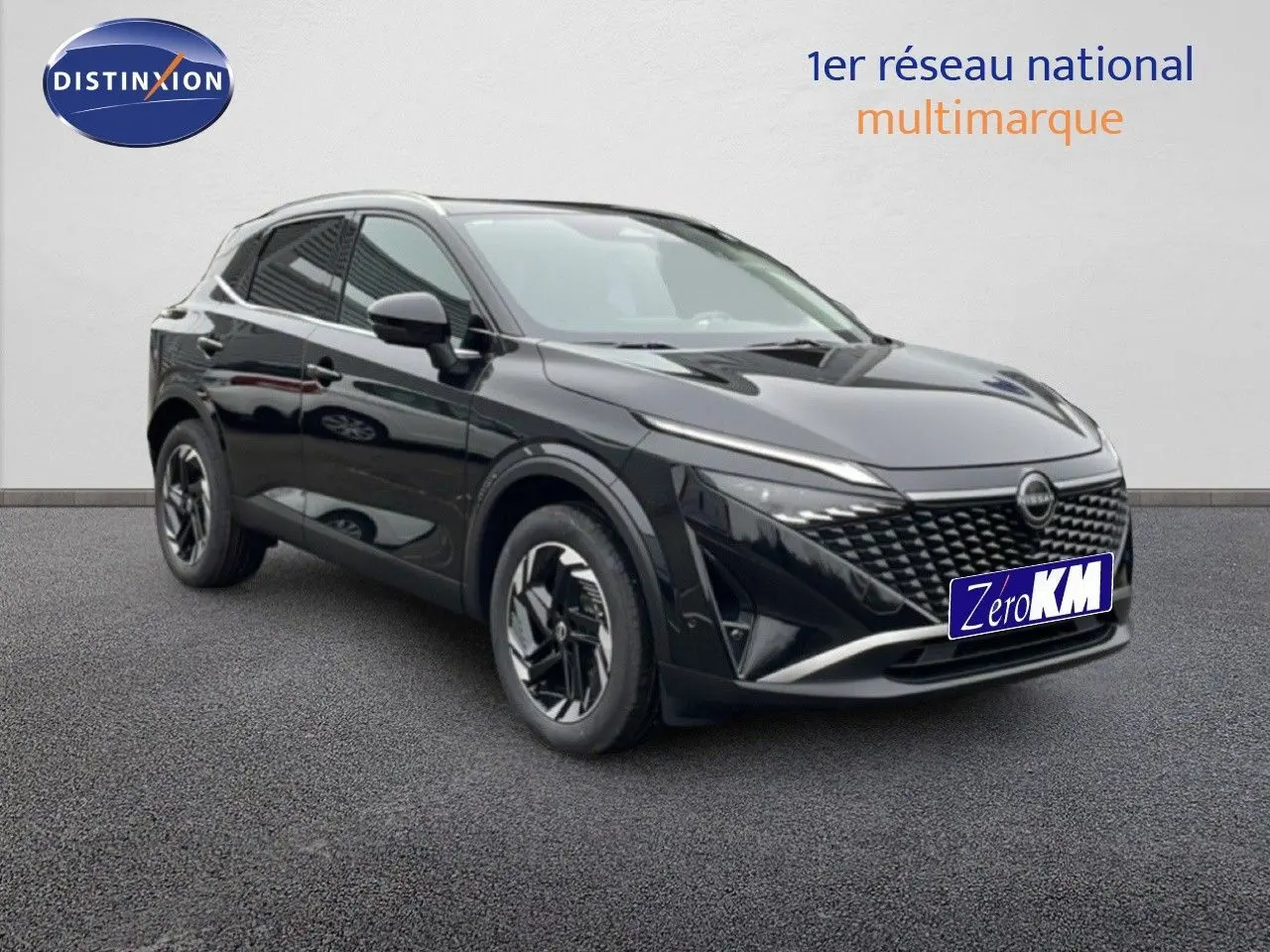 Nissan Qashqai noir perle métal en 3/4 avant droit, avec calandre distinctive et jantes modernes.