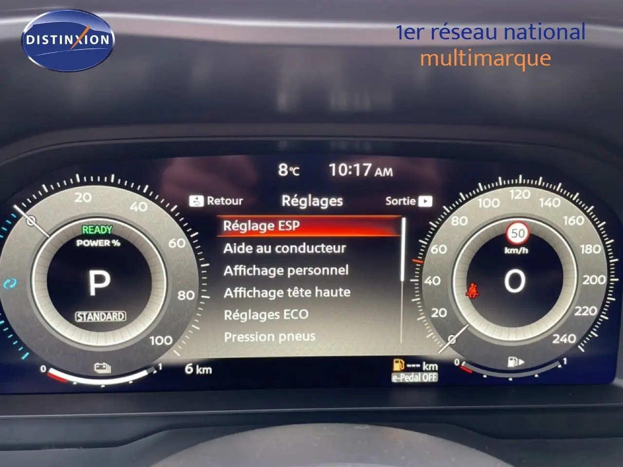 Tableau de bord numérique du Nissan Qashqai 2025 affichant les réglages et compteurs en mode parking.