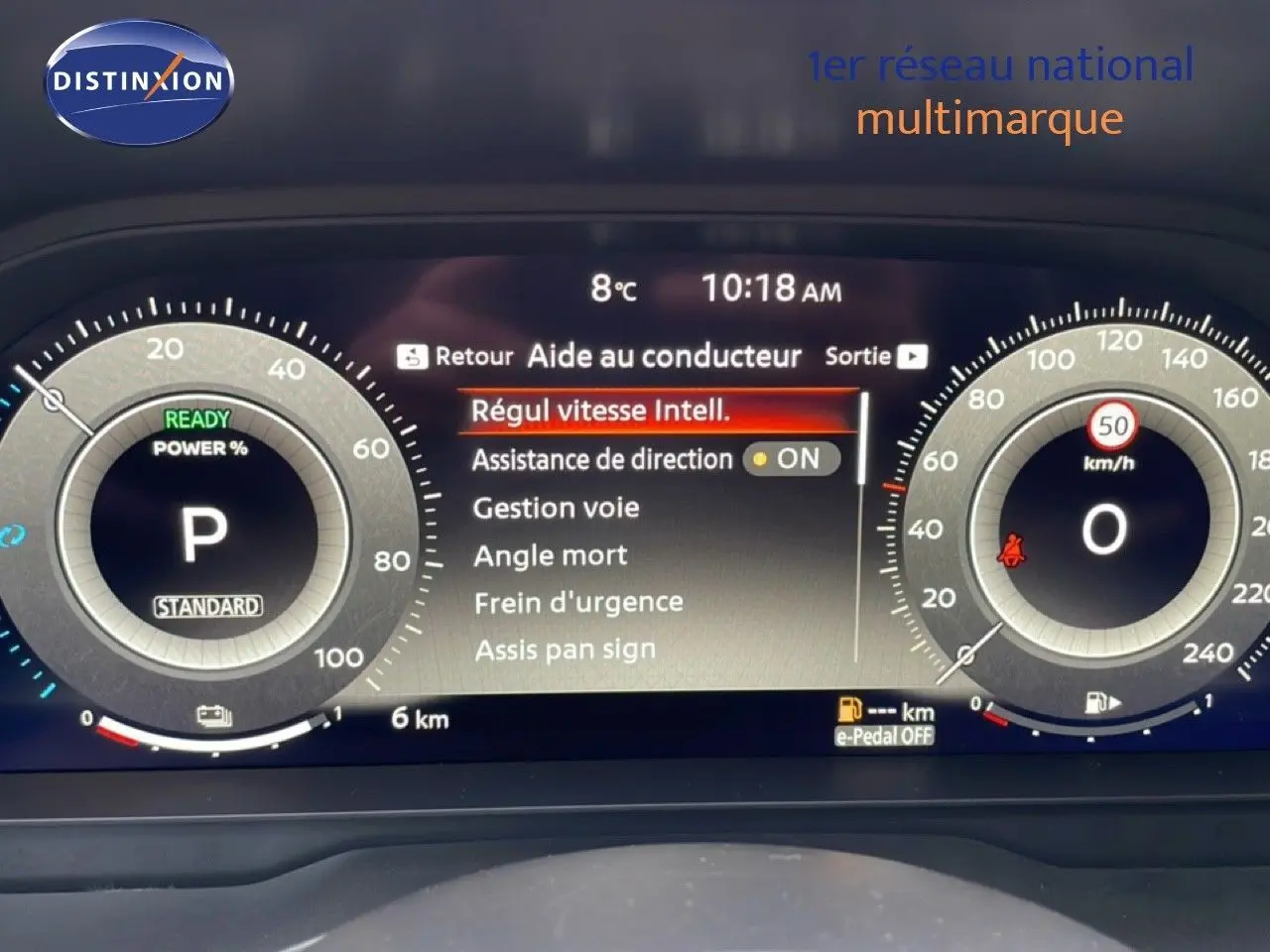 Tableau de bord numérique du Nissan Qashqai 2025 affichant les aides à la conduite et la vitesse à 0 km/h.