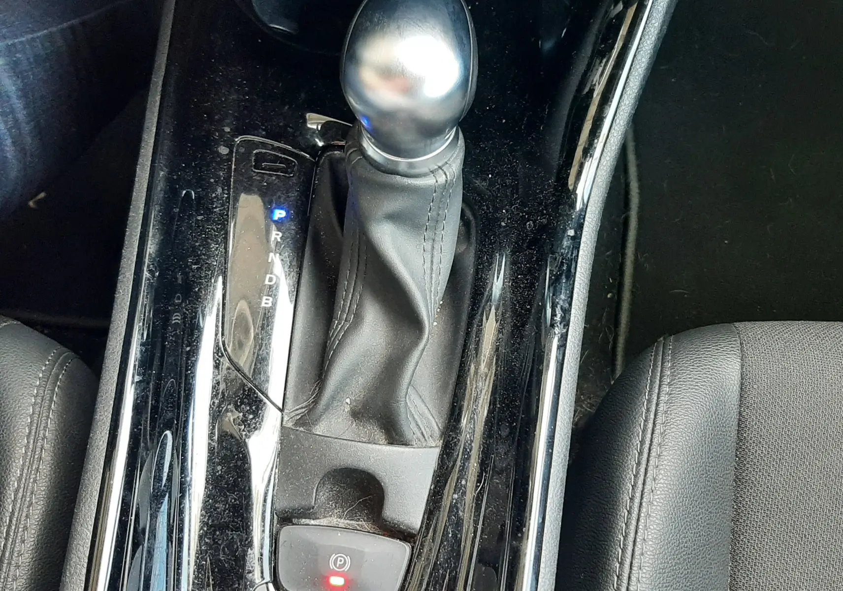 Vue rapprochée des commandes de lève-vitres et rétroviseurs sur la porte côté gauche du Toyota C-HR noir 2023.