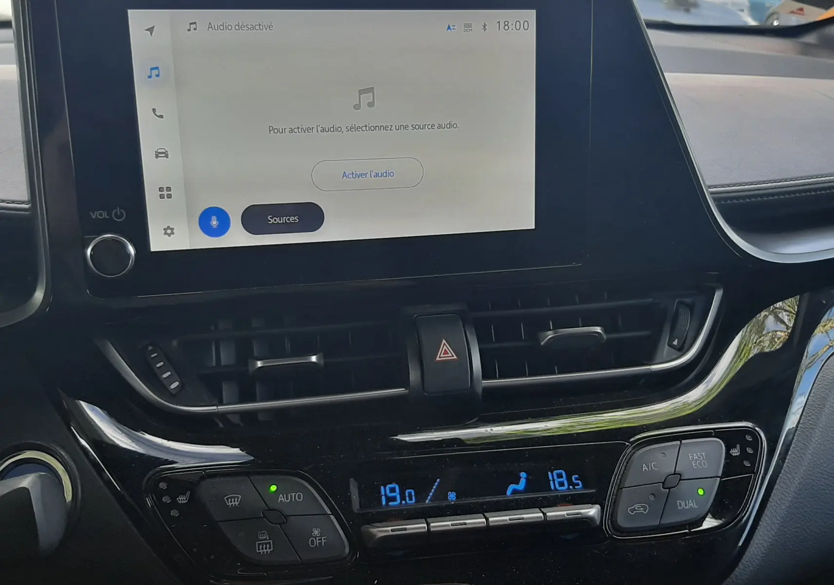 Vue rapprochée de la console centrale noire du Toyota C-HR 1.8 Hybrid 2023, mettant en valeur le levier de vitesse automatique.