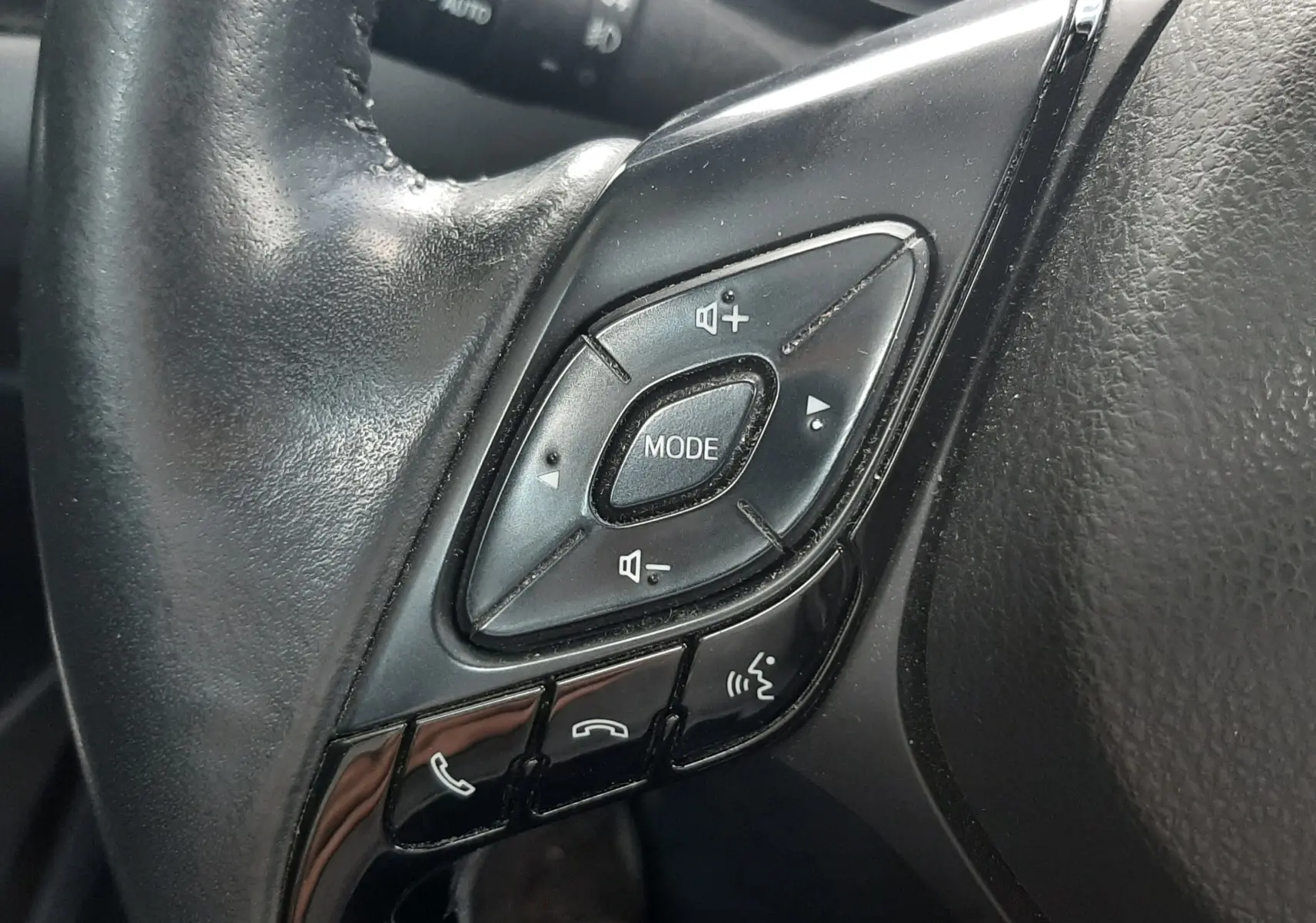 Écran tactile du système de navigation du Toyota C-HR 1.8 Hybrid 2023, affichant une carte routière en intérieur noir.