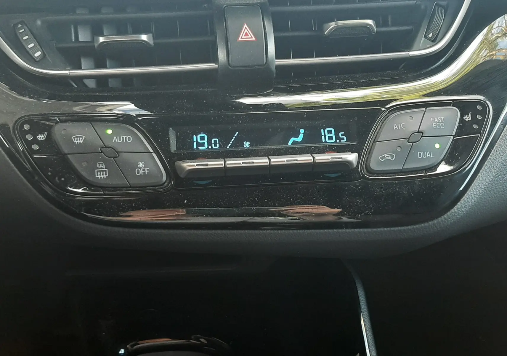 Gros plan sur les commandes noires au volant côté gauche du Toyota C-HR 1.8 Hybrid 2023, avec boutons multifonctions.