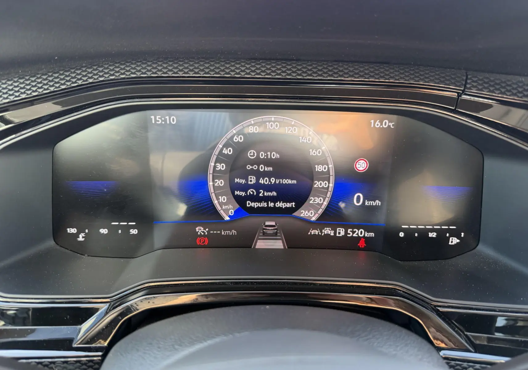 Vue rapprochée du combiné d'instruments digital du Volkswagen Taigo 2025 affichant vitesse, température et alertes.