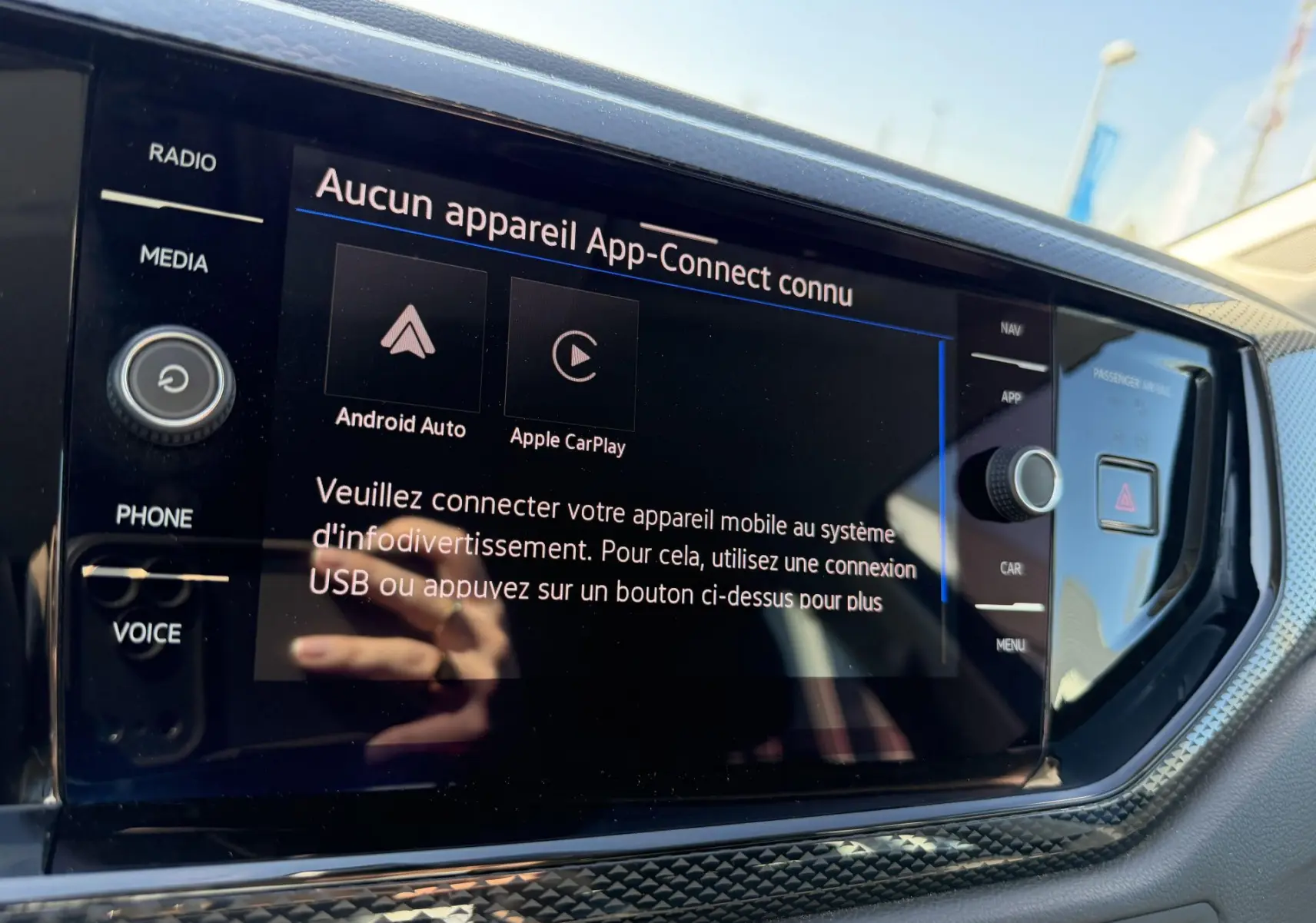 Gros plan sur l'écran tactile central du Volkswagen Taigo bleu, affichant le menu App-Connect sans appareil connecté.