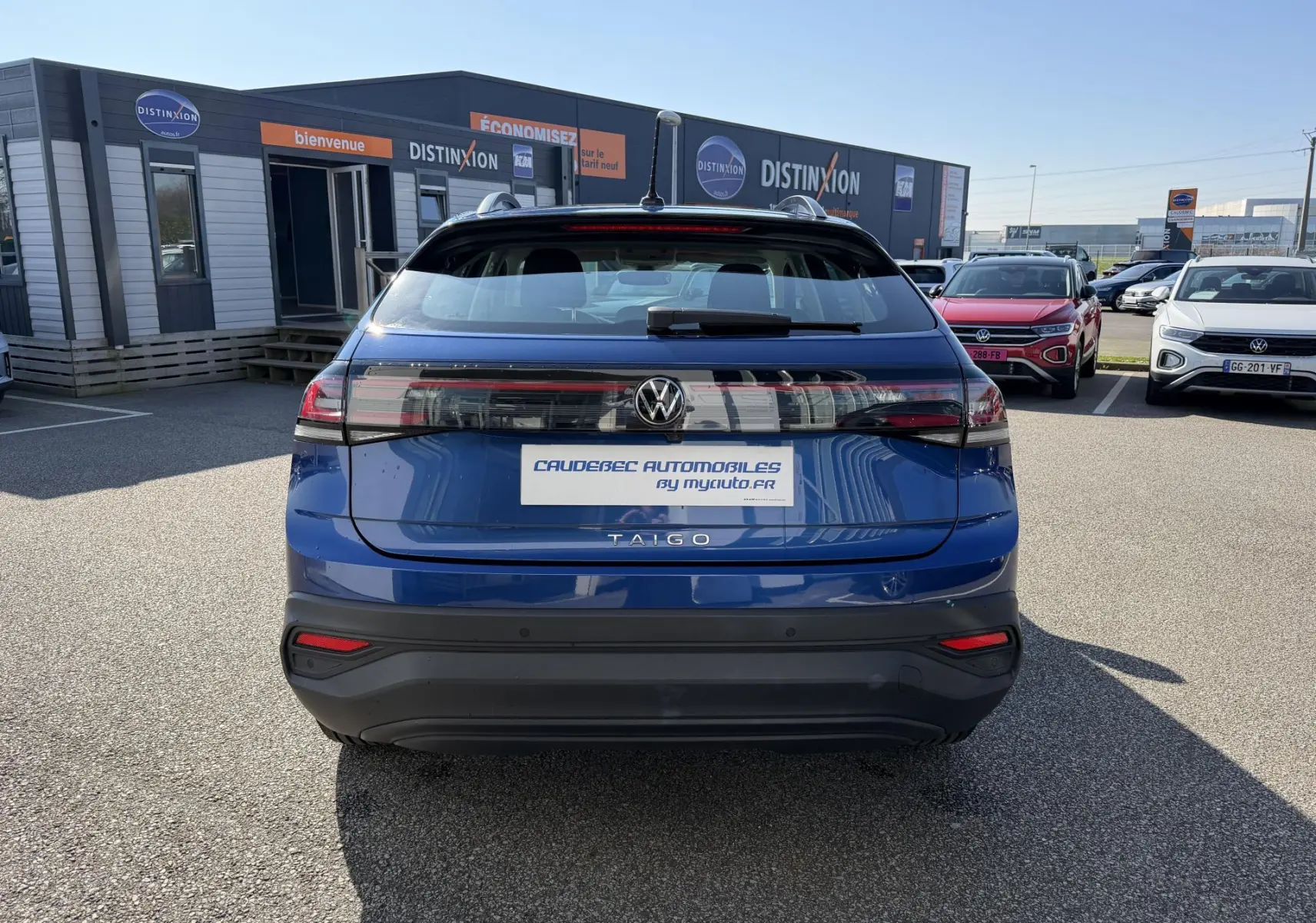 Vue arrière d'un Volkswagen Taigo bleu métallisé 2025, avec feux arrière LED et caméra de recul visible.