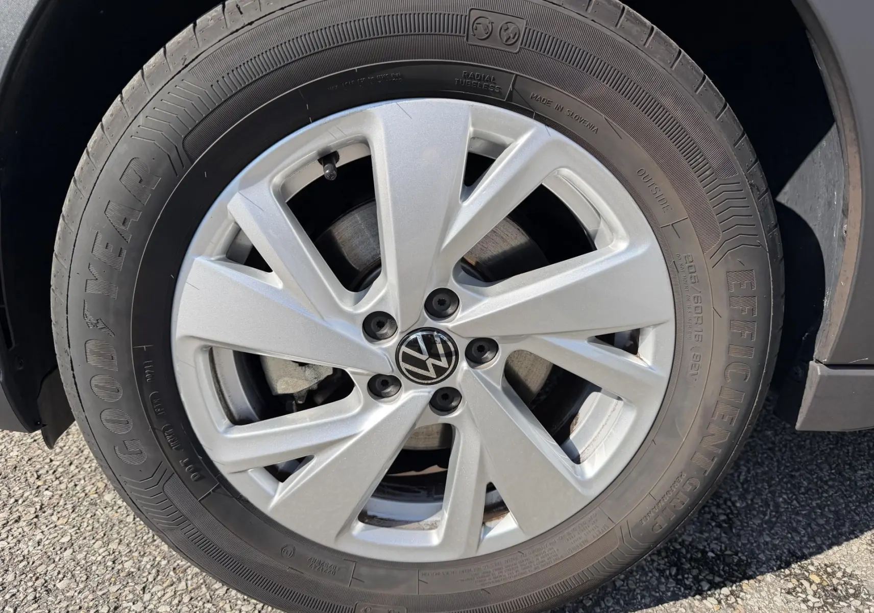 Gros plan sur la jante alliage argentée 16 pouces du Volkswagen Taigo bleu, avec pneu Goodyear visible.