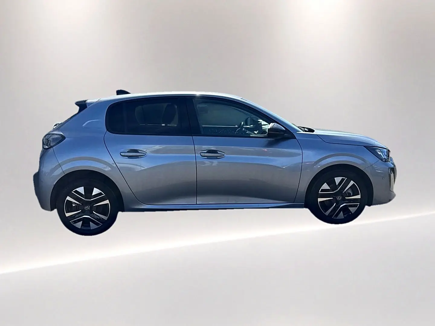 Peugeot 208 gris artense vue de profil côté gauche, avec jantes alliage et vitres teintées.