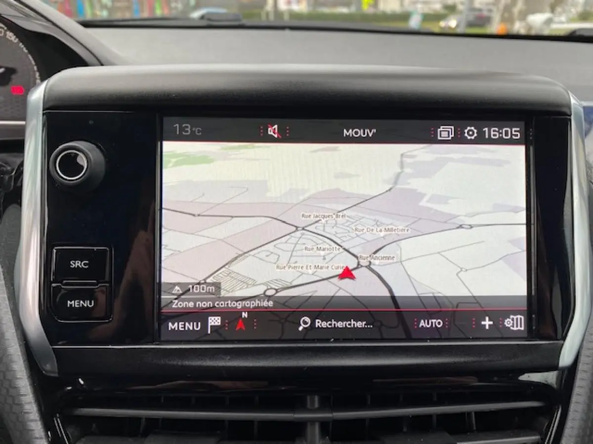 Écran tactile de navigation 3D du Peugeot 2008 GT Line 2017, affichant une carte en mode jour.