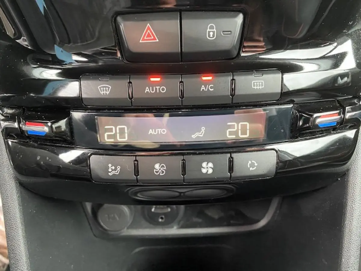 Panneau de commande de la climatisation automatique bizone du Peugeot 2008 GT Line 2017 en noir brillant.