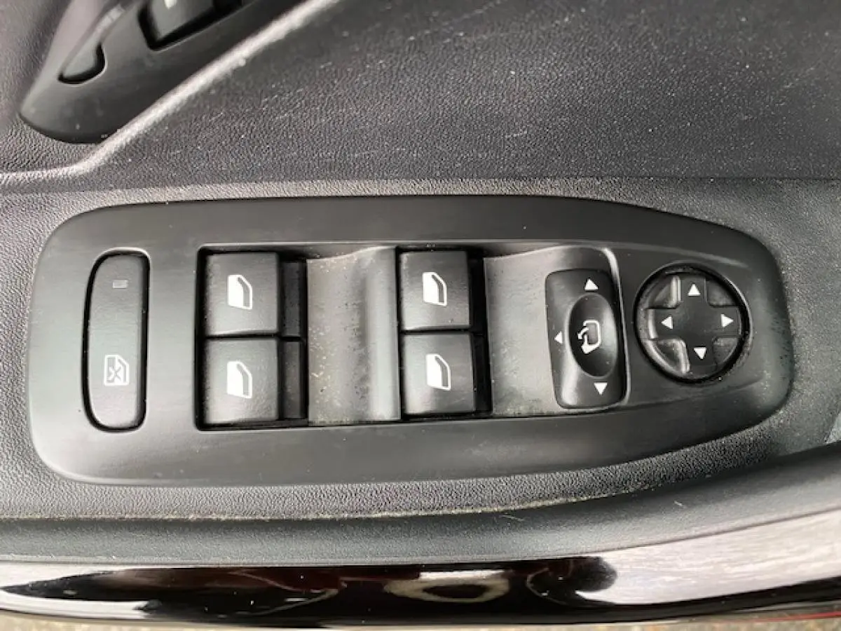 Panneau de commandes des vitres et rétroviseurs côté conducteur du Peugeot 2008 gris foncé, version GT Line 2017.