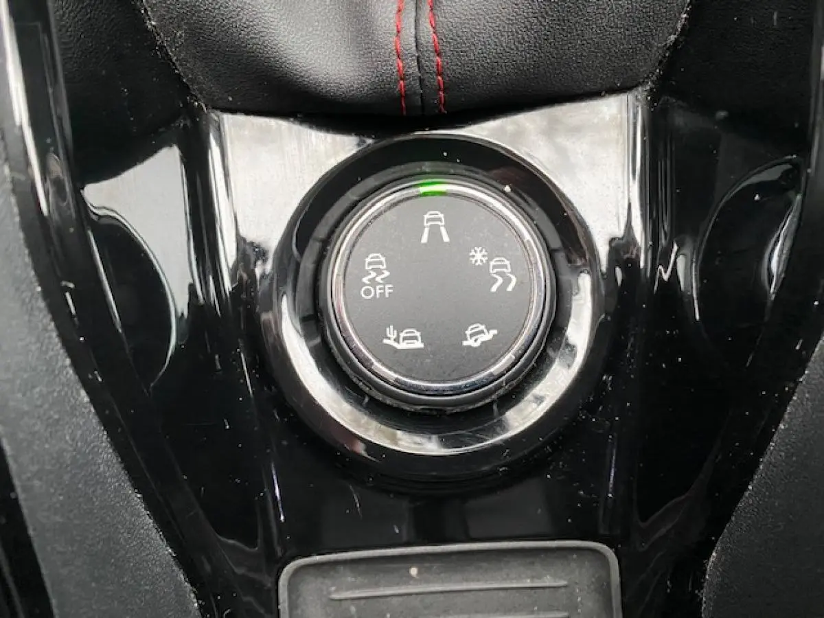 Gros plan sur le sélecteur de modes de conduite du Peugeot 2008 GT Line 2017, finition noire brillante.