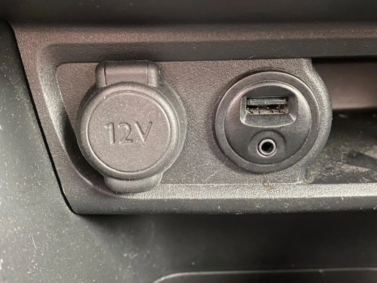 Prise 12V et port USB en gros plan dans l'habitacle du Peugeot 2008 gris foncé, version GT Line 2017.