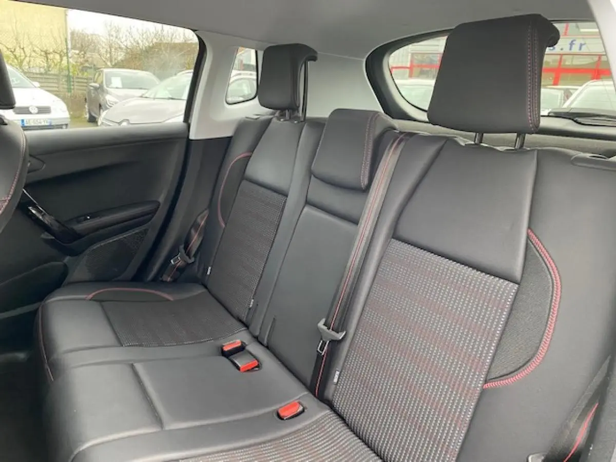 Vue intérieure sur les sièges arrière en cuir noir avec surpiqûres rouges du Peugeot 2008 GT Line 2017.