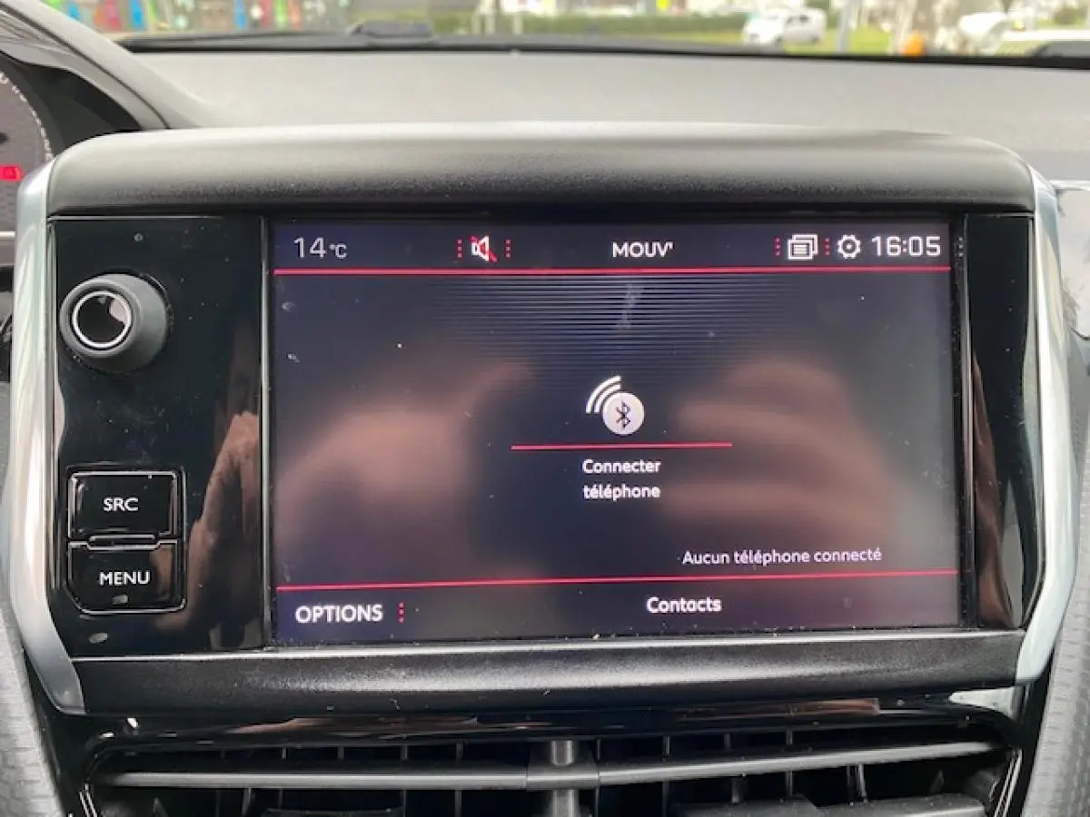 Écran tactile central de la Peugeot 2008 GT Line 2017 affichant la connexion Bluetooth, entouré de commandes noires.