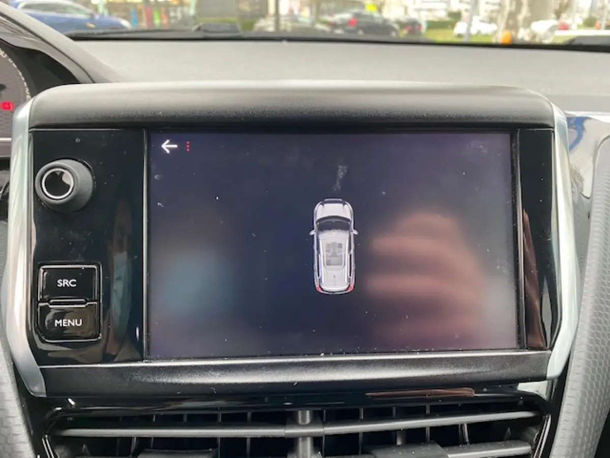 Écran tactile central du Peugeot 2008 2017 affichant la vue aérienne du véhicule en gris foncé.