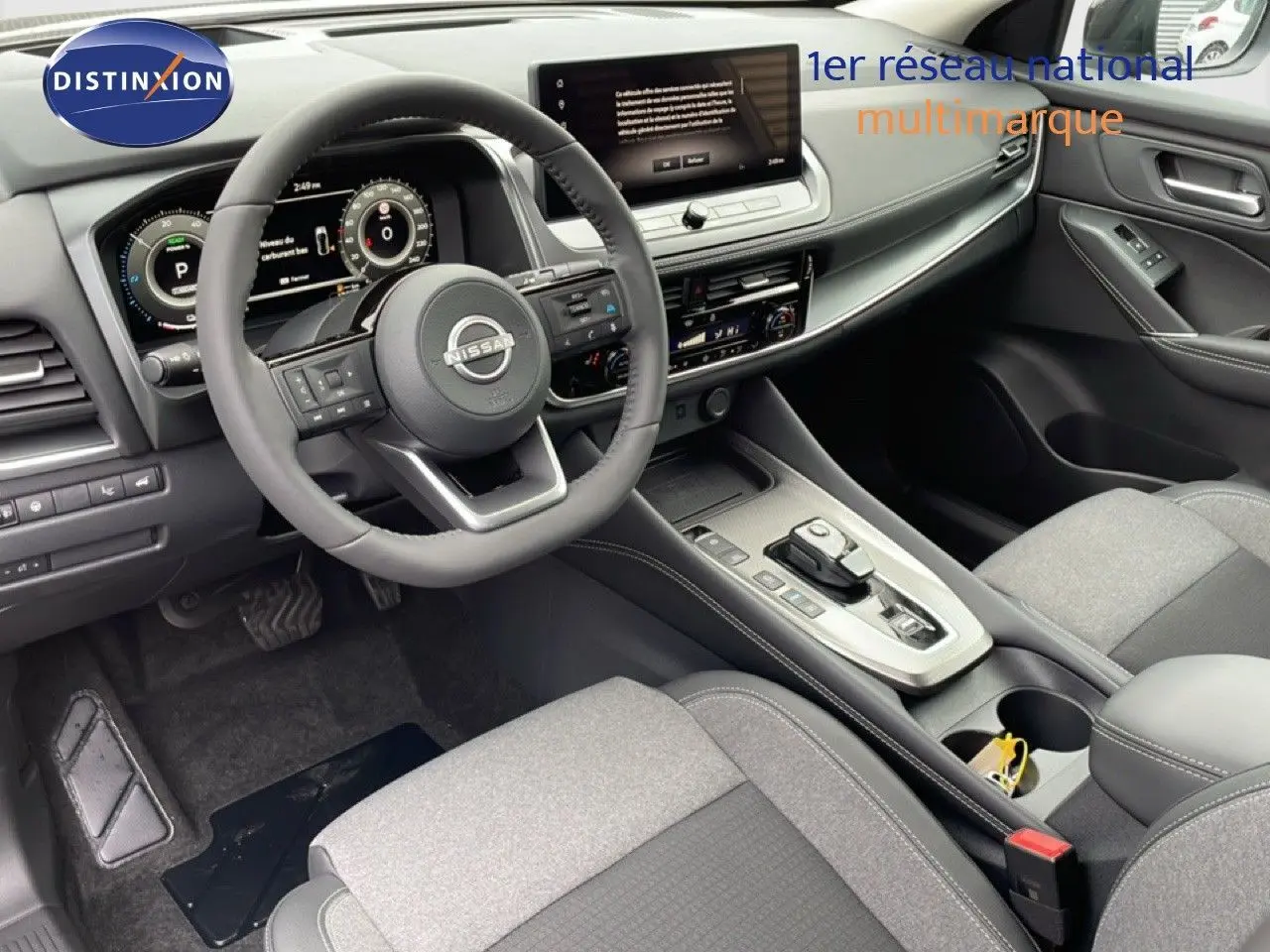 Vue intérieure côté conducteur du Nissan Qashqai 2025 gris, avec tableau de bord numérique et console centrale moderne.