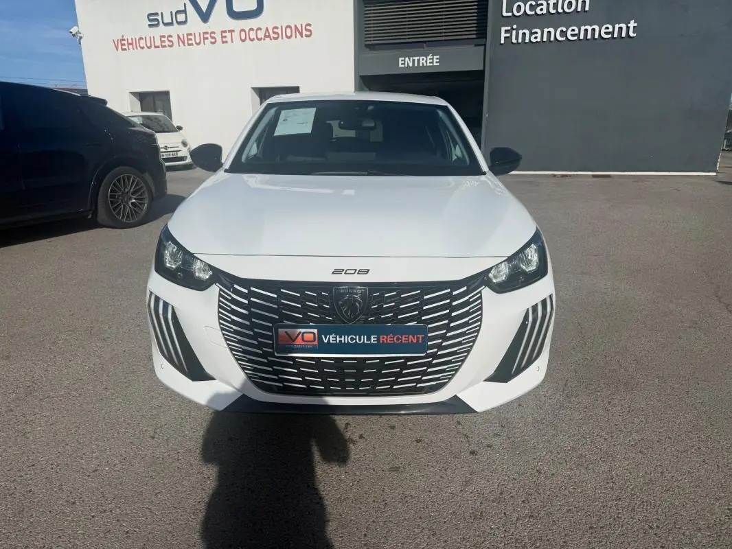 Peugeot 208 Hybrid blanc vue de face, mettant en valeur la calandre noire distinctive et les phares LED.