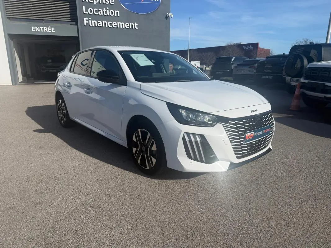 Peugeot 208 Hybrid blanc vue 3/4 avant droit, avec calandre distinctive et jantes au design moderne.