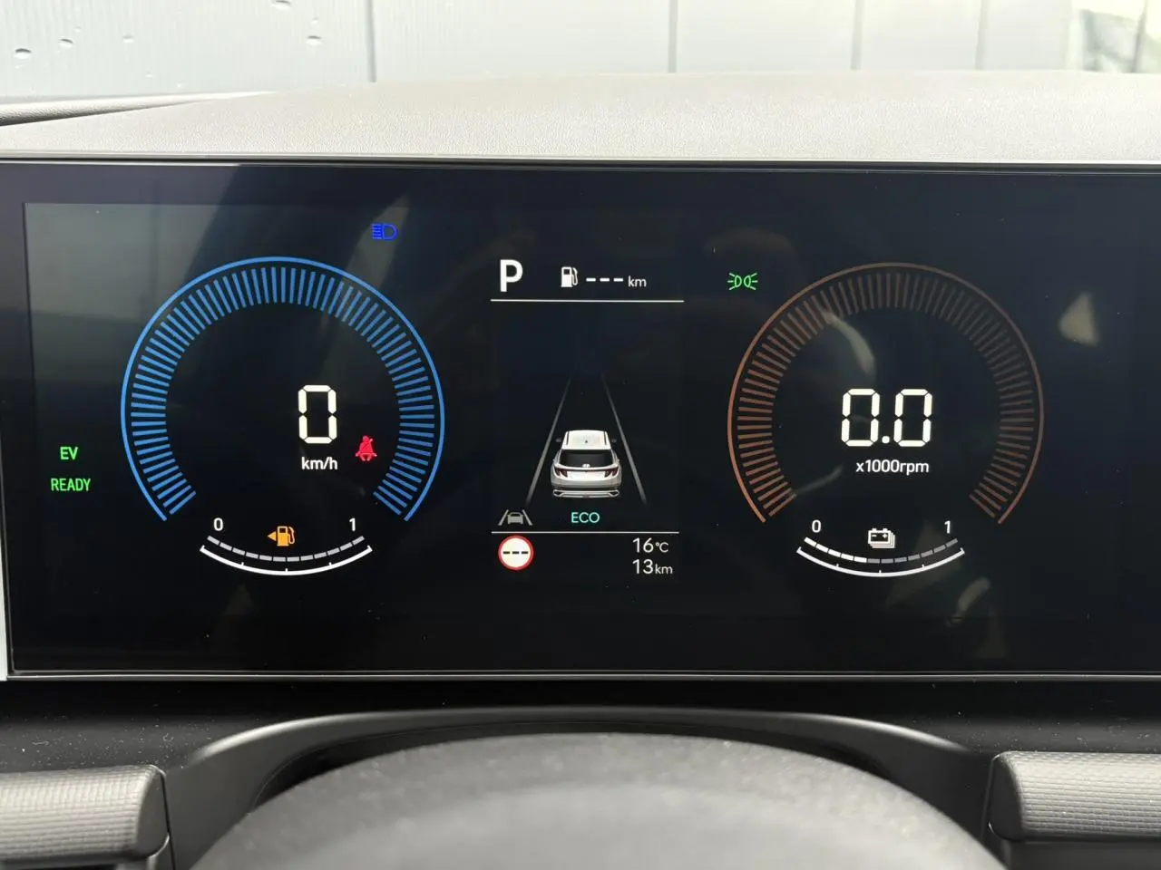 Affichage numérique du tableau de bord du Hyundai Tucson 2026 montrant vitesse, régime moteur et mode éco en vue frontale.