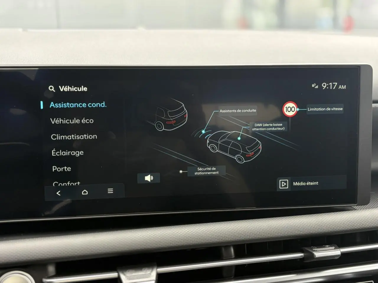 Écran tactile intérieur du Hyundai Tucson 2026 affichant les aides à la conduite et limitation de vitesse à 100 km/h.