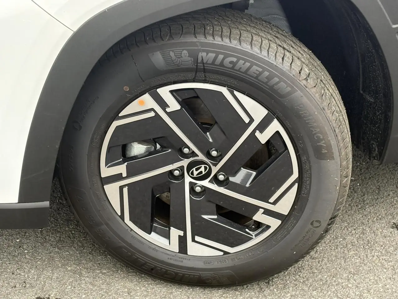 Gros plan sur la jante alliage 17'' noire et argentée du Hyundai Tucson Serenity White, côté avant droit.