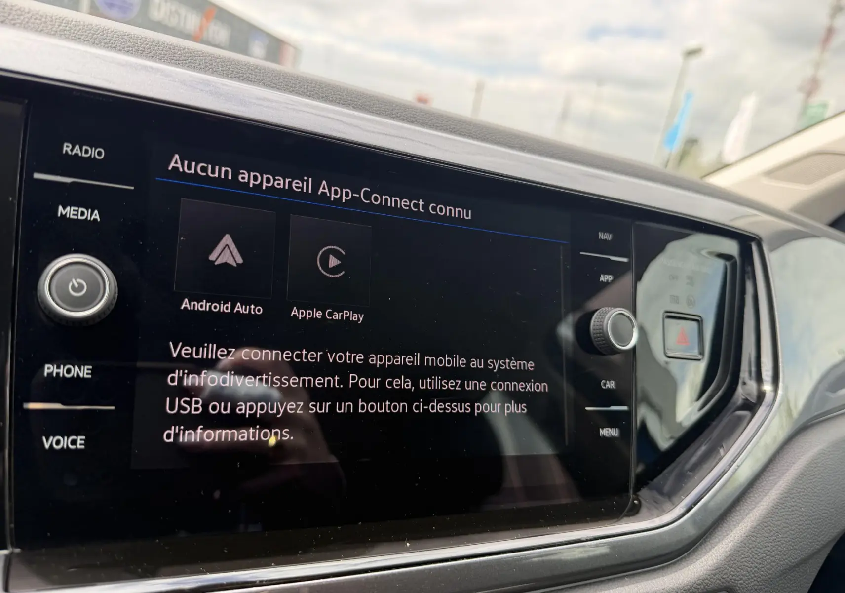 Vue rapprochée de l'écran tactile multimédia noir du Volkswagen Polo 2025 avec interface App-Connect affichée.