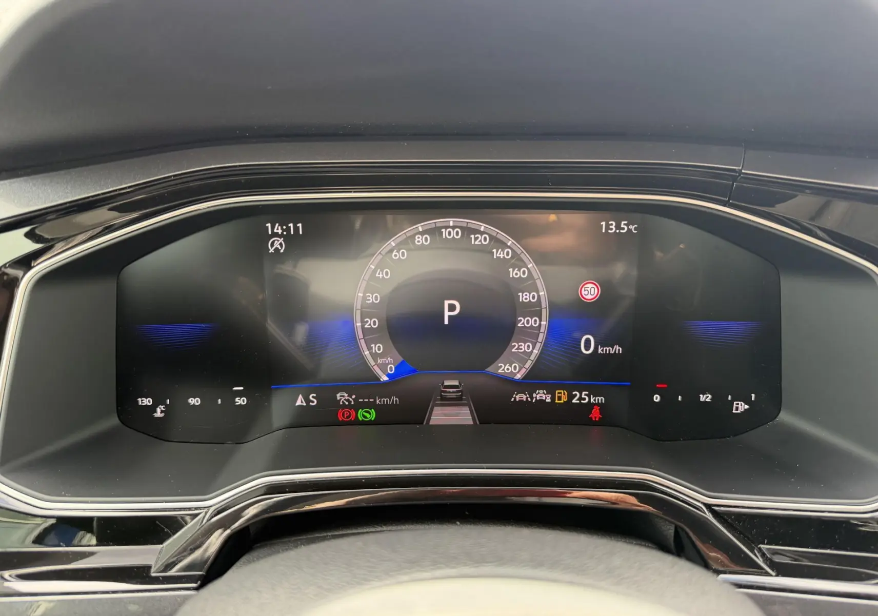 Vue rapprochée du combiné d'instruments digital de la Volkswagen Polo 2025 affichant la vitesse et les alertes.