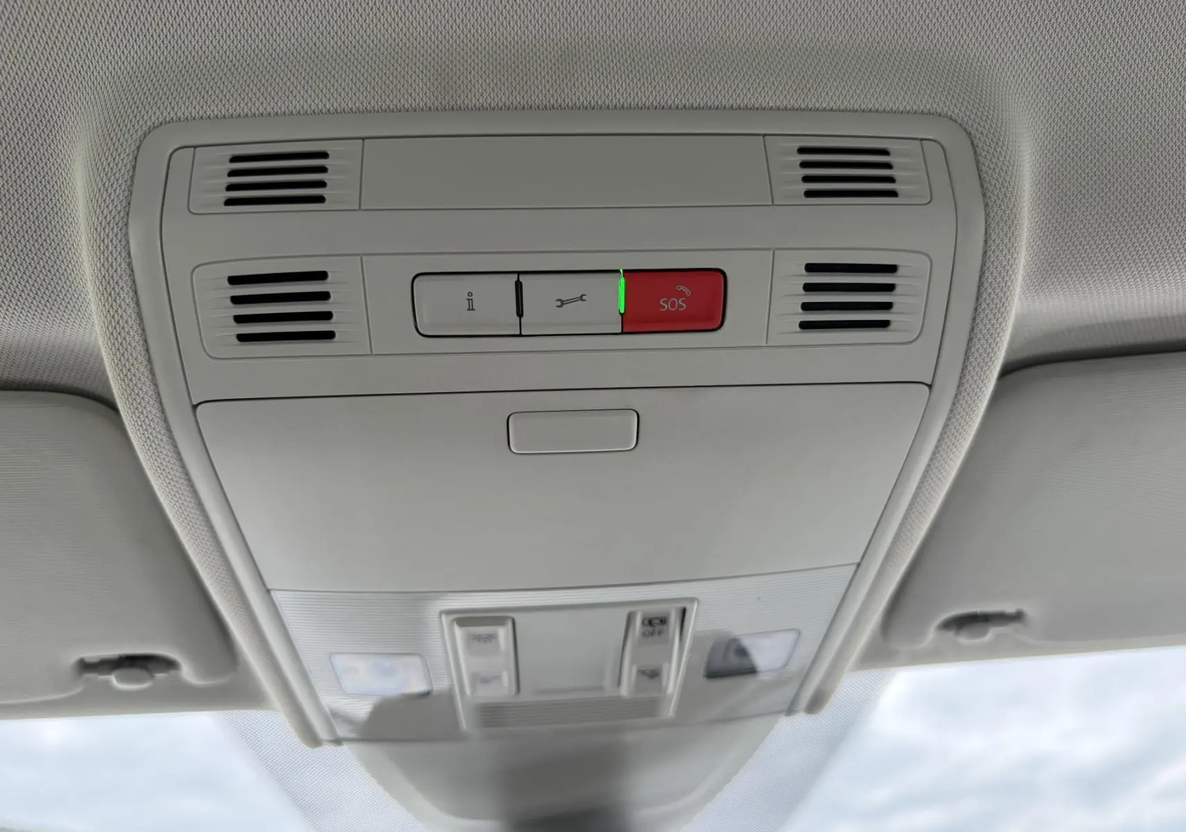 Vue intérieure du plafonnier avec boutons SOS et ventilation d'air de la Volkswagen Polo bleue 2025.