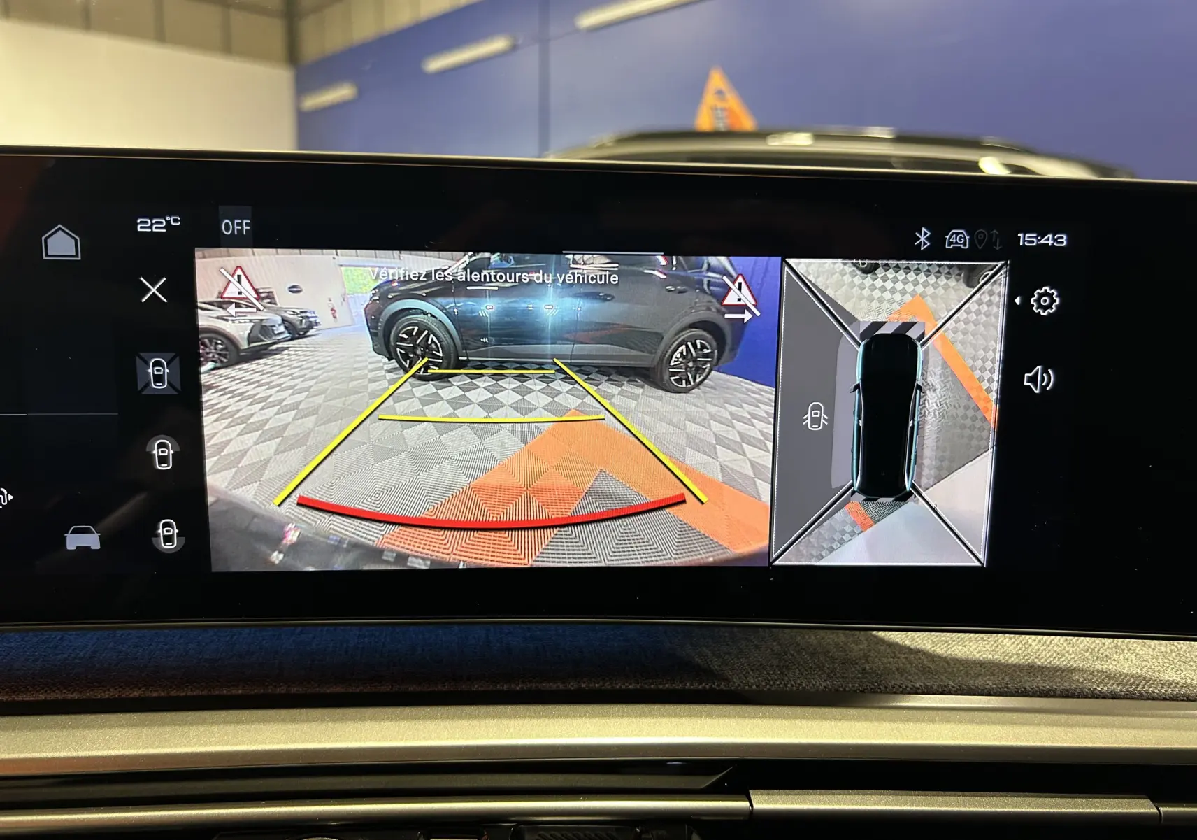 Vue écran multimédia montrant la caméra de recul et la vision 360° du Peugeot 3008 blanc Okenite en intérieur.