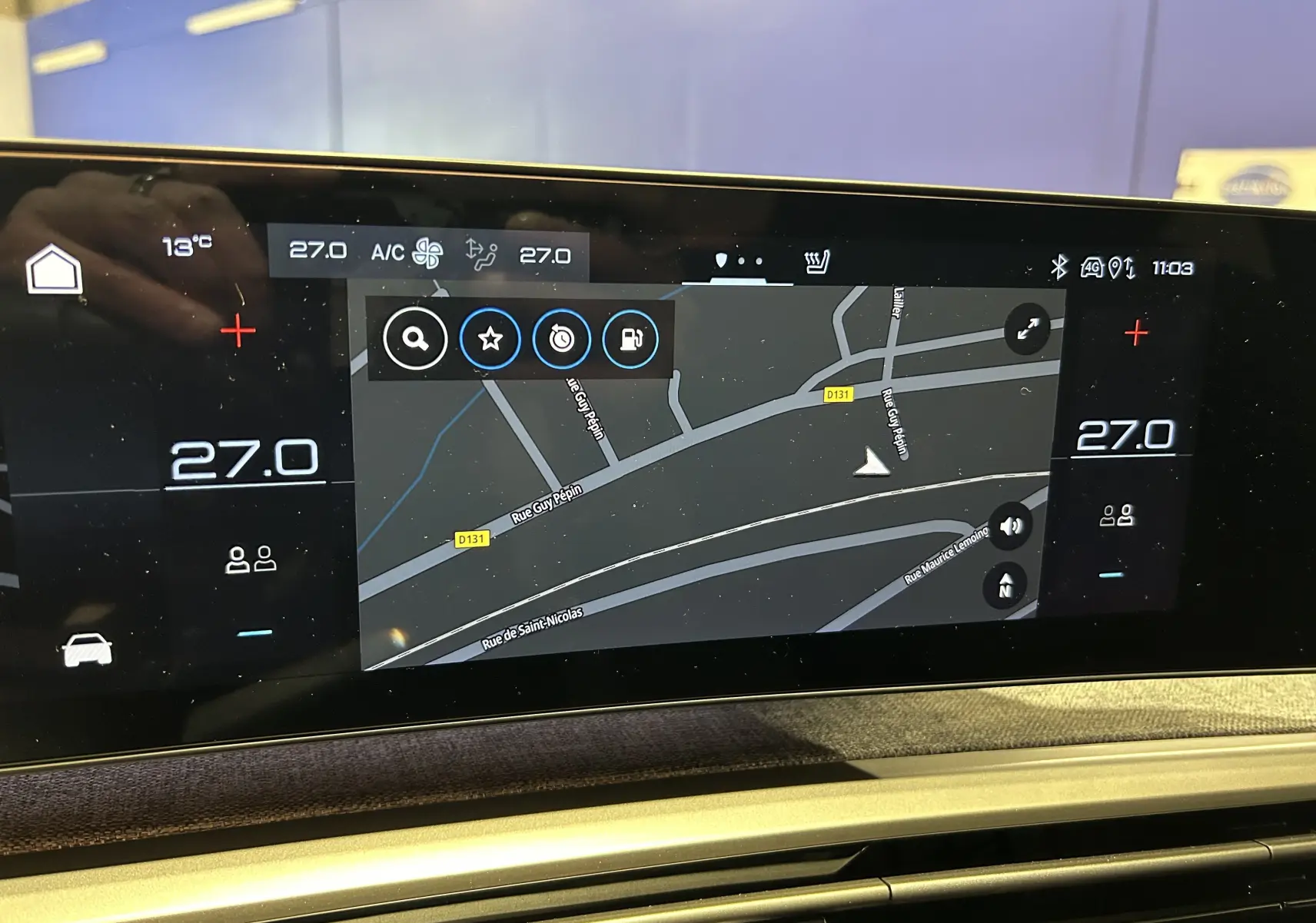 Écran tactile intérieur du Peugeot 3008 Hybrid 2025 affichant la navigation et la climatisation à 27°C.
